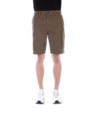 Woolrich Shorts In Verde Oliva Verde