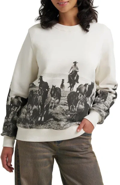 Wrangler Graphic Crewneck Sweatshirt In Egret