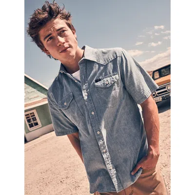 Wrangler Men's Chambray Short Sleeve Shirt In Heritage Fade In Blue