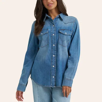 Wrangler Women's Light Wash Denim Vintage Fit Long Sleeve Pearl Snap Western Shirt In Blue