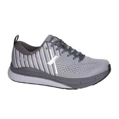 Xelero Men Steadfast Walking Shoes In Carbon Grey In Gray