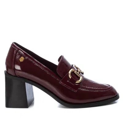 Xti Carmela Collection Patent Leather Heeled Loafers In Burgundy In White