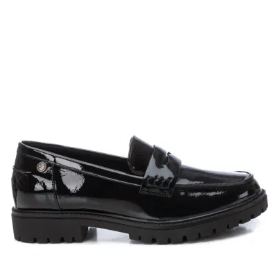 XTI WOMEN'S CASUAL PATENT LEATHER MOCCASIN SHOES IN BLACK