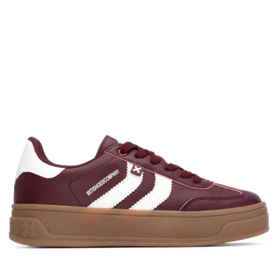 Xti Women's 144585 Round Toe Sneakers In Burgundy In White