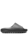 Yeezy "dark Onyx" Slides In Grey