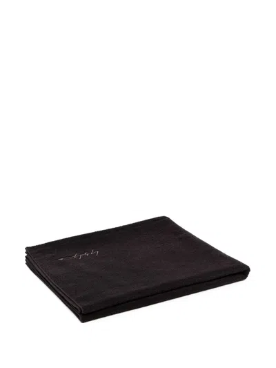 Yohji Yamamoto Badetuch Mit Logo-stickerei In Black