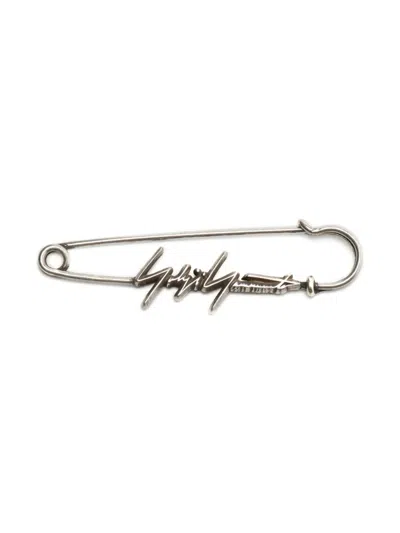 Yohji Yamamoto Logo-plaque Brooch In Silber