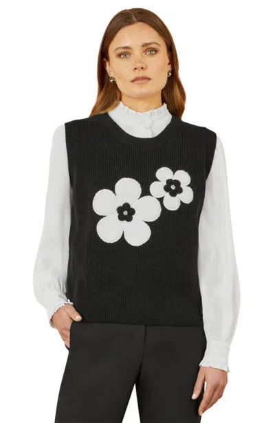 Yumi Knitted Floral Sleeveless Sweater Vest In Black