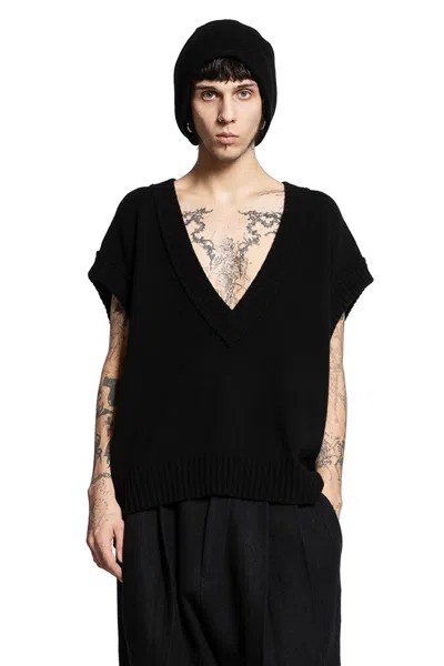 Ziggy Chen Sleeveless V-neck Sweater In Black
