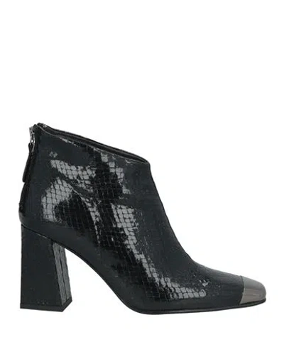 Zinda Woman Ankle Boots Black Size 7 Leather