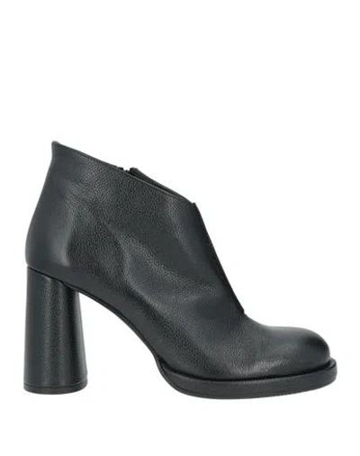 Zinda Woman Ankle Boots Black Size 8 Leather