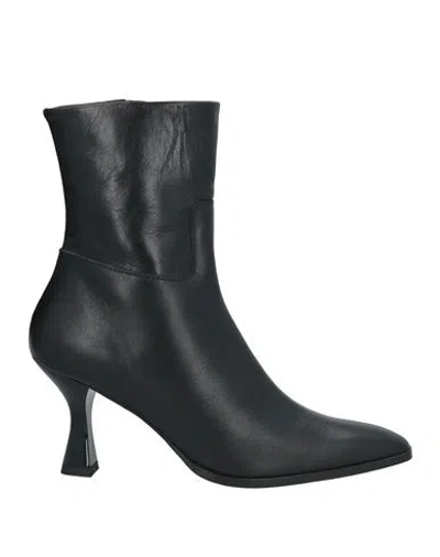 Zinda Woman Ankle Boots Black Size 8 Leather