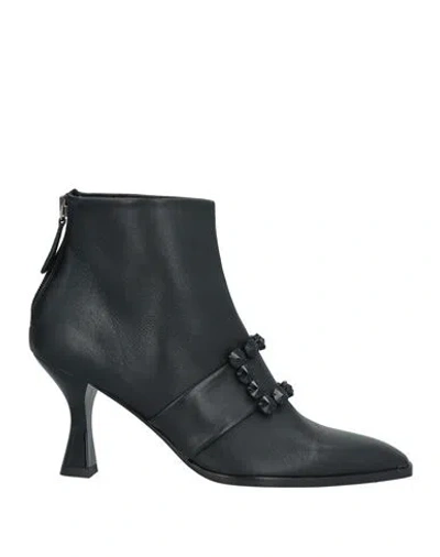 Zinda Woman Ankle Boots Black Size 8 Leather