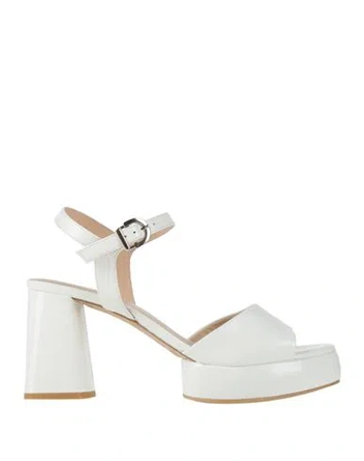 Zinda Woman Sandals White Size 8 Leather