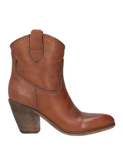 Zoe Woman Ankle Boots Tan Size 10 Leather In Brown