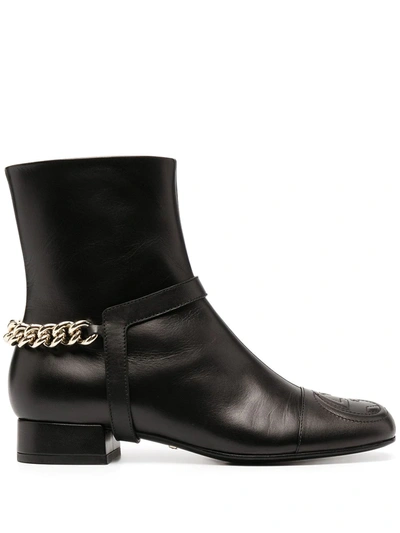 Shop Gucci Chain-trim Leather Ankle Boots In 黑色