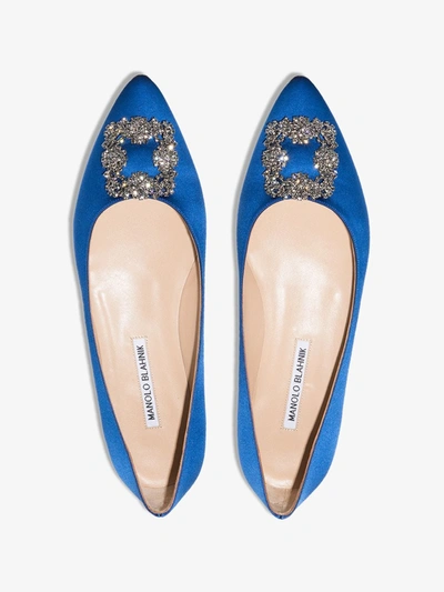 Shop Manolo Blahnik 'hangisi' Pumps Mit Schmuckschnalle In Blau