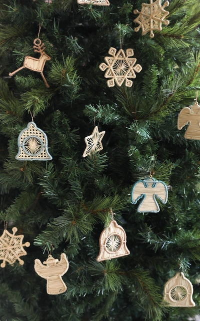 Shop Mercedes Salazar Set Of 4 Snowflake Ornaments In Neutral