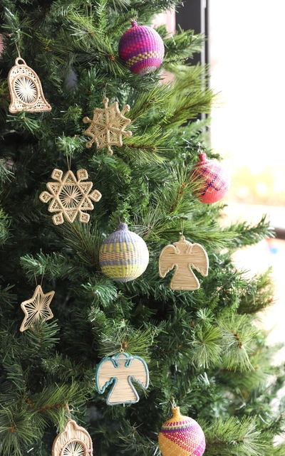 Shop Mercedes Salazar Set Of 4 Star Snowflake Ornaments In Neutral