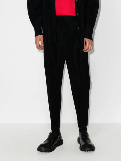 Shop Issey Miyake Plissierte Tapered-hose In Schwarz