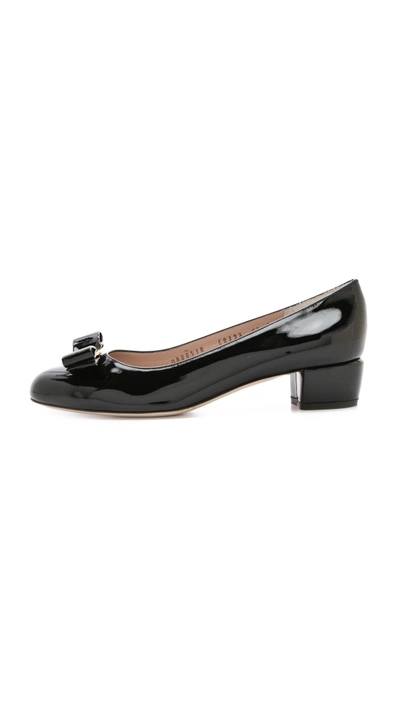 Shop Ferragamo Vara Low Pumps In Black