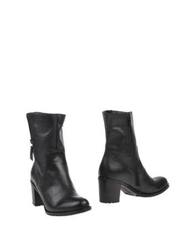 Manas Ankle Boots In Black