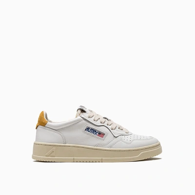 Shop Autry 01 Low Aulw Sneakers Ln28 In Wht/gold