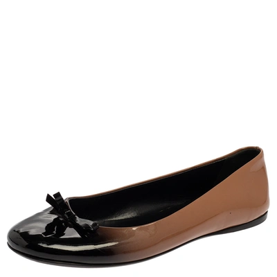 Pre-owned Prada Two Tone Patent Leather Bow Ballet Flats Size 37.5 In Beige