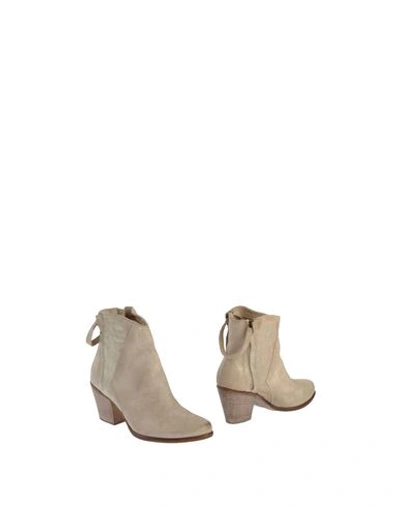 Manas Ankle Boots In Beige