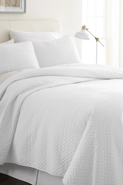Ienjoy Home Home Spun Premium Ultra Soft Herring Pattern Quilted King Coverlet Set In White