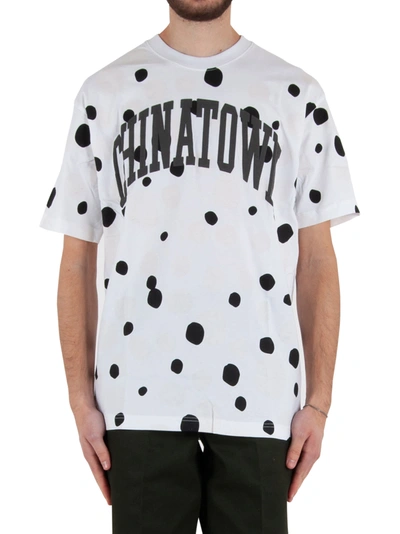 Shop Chinatown Market Uv Dots Tee In Bianco/nero