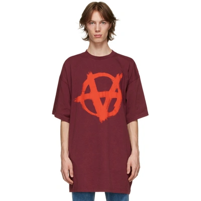 Shop Vetements Burgundy Oversized Anarchy Gothic Logo T-shirt In Bordeaux / Red 14619