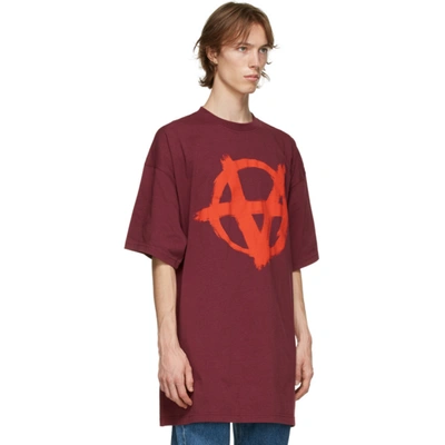 Shop Vetements Burgundy Oversized Anarchy Gothic Logo T-shirt In Bordeaux / Red 14619