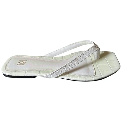 Pre-owned Totême Flip-flop Flat Leather Flip Flops In White