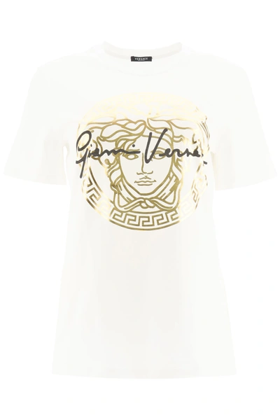 Shop Versace Gv Signature Medusa T-shirt In Bianco/oro/nero