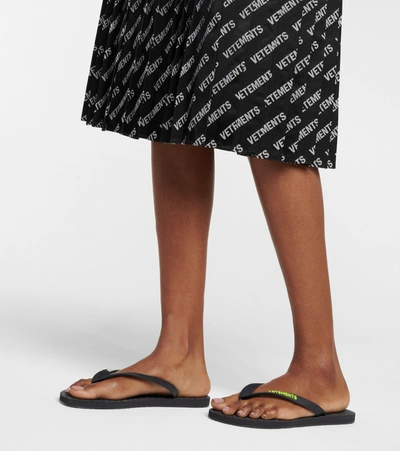 Vetements Logo Thong Sandals In Black