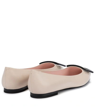 Shop Roger Vivier Gommettine Leather Ballet Flats In Beige