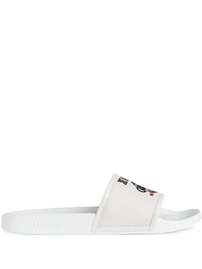 Bij elkaar passen Verbeteren vos Gucci Embroidered Flag Logo Slide Sandals In White | ModeSens