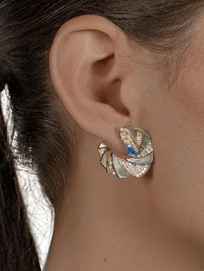 MOGRA 18K白金C形扣浅蓝色托帕石钻石珍珠母耳环