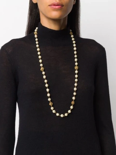 Pre-owned Chanel 1970s Pearl-embellished Necklace In White