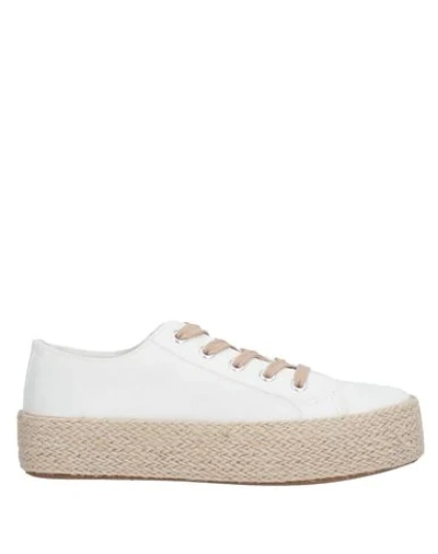 Pregunta Sneakers In White