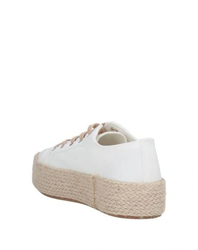 Pregunta Sneakers In White