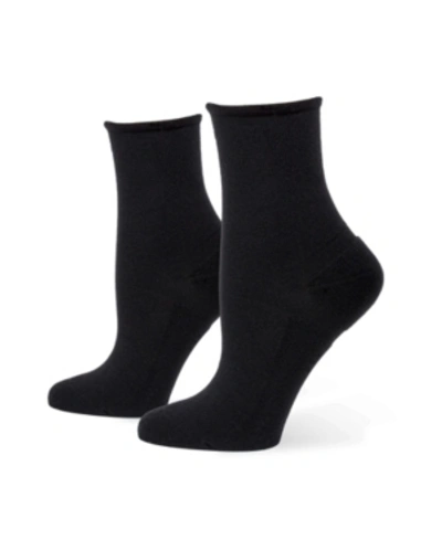 Shop Hue Women's Sporty Shortie Sneaker Socks In Black