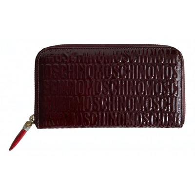Pre-owned Moschino Patent Leather Wallet In Burgundy