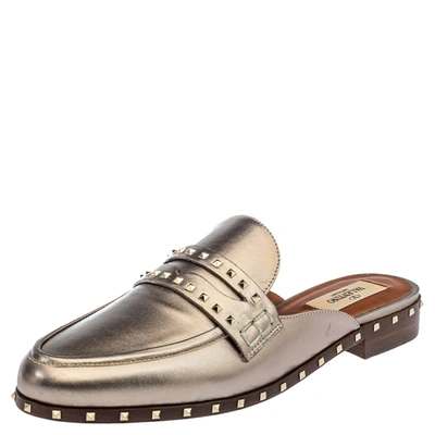 Pre-owned Valentino Garavani Argento Vintage Nappa Leather Soul Rockstud Flat Mules Size 38 In Silver