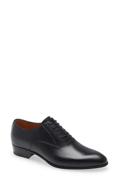 Shop Gucci Plain Toe Oxford In Black