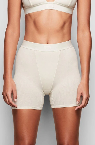 Skims Off-white Cotton 2.0 Rib Boxer Boy Shorts In Bone