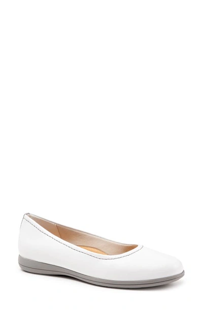 Shop Trotters Darcey Skimmer Flat In White Leather