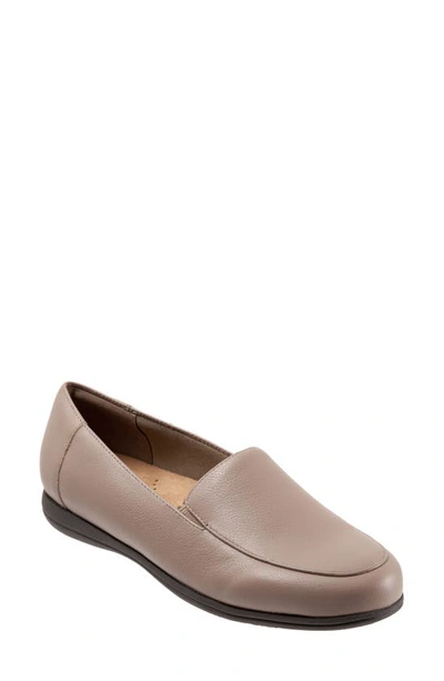 Trotters Deanna Flat In Dark Taupe Leather