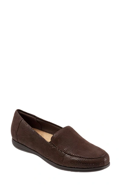 Shop Trotters Deanna Flat In Dark Brown Leather